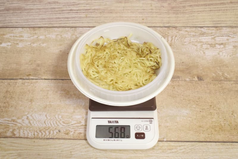 容器込みの「あんかけ焼そば」の総重量は568g