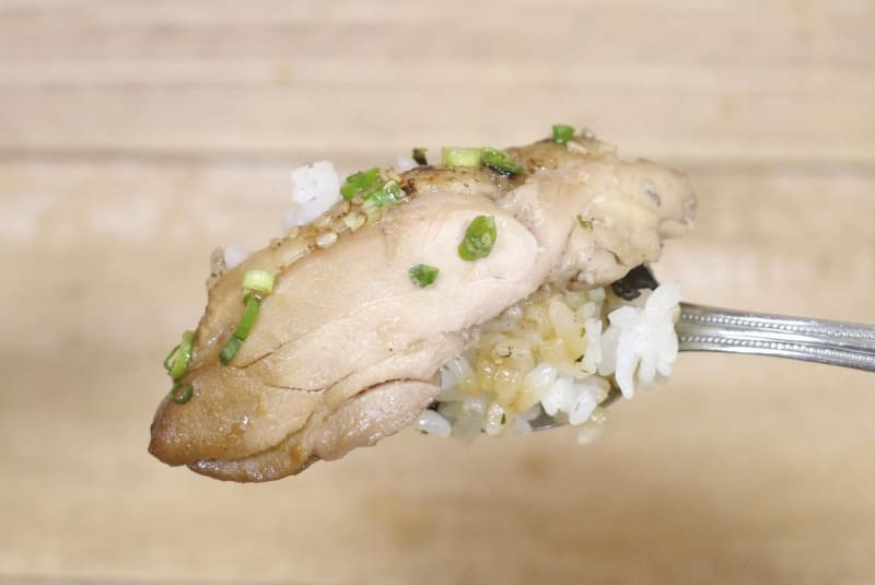「鶏の照り焼き丼」は、ご飯がトッピングや鶏の照り焼きを余すことなくキャッチして激ウマ！