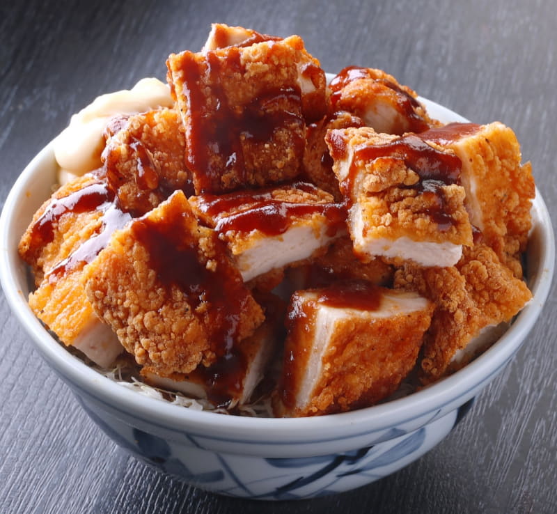 「ジューシーチキン丼 チキン1.5倍」1,360円(税込)小サイズ850円(税込)