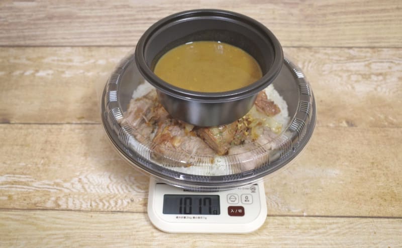 容器込みの「ホロ肉ドカンと豪快カレー 肉塊LEVEL3」の総重量は1,017g