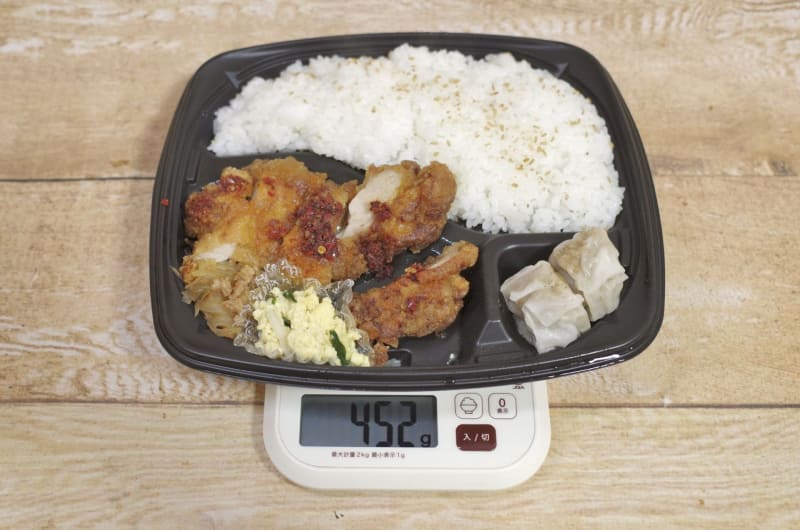 容器込みの「菰田欣也シェフ監修 麻辣油淋鶏弁当」の総重量は452g