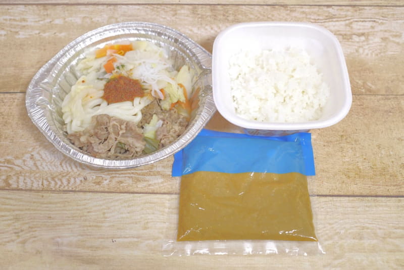 「肉味噌牛担々鍋定食」は、具、ご飯、スープを別々にパッキング
