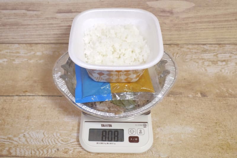 容器込みの「肉味噌牛担々鍋定食（並盛）」の総重量は808g