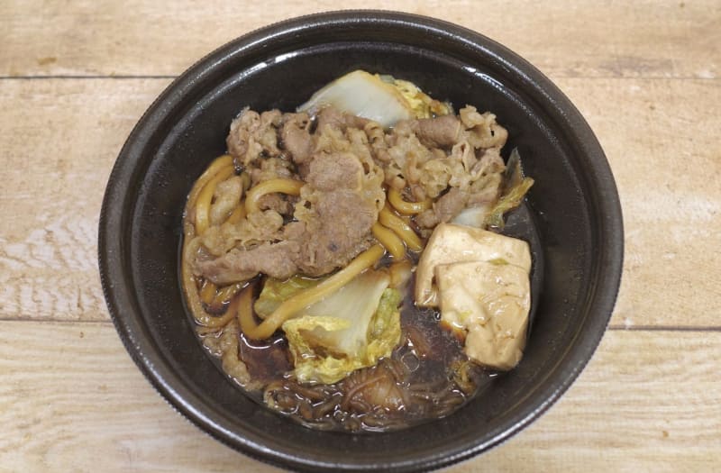 すき焼きの中で主人公格な雰囲気の牛肉、白菜、うどんの盛りは良し！