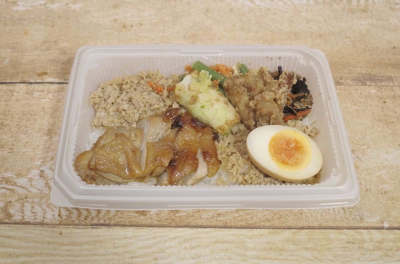 「鶏づくし弁当」は兎にも角にも鶏系おかずの絵力強め！