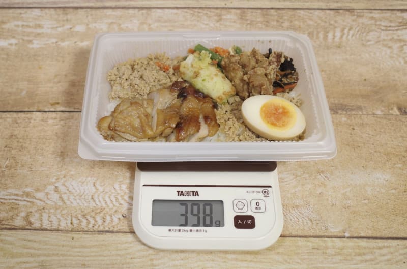 容器込みの「鶏づくし弁当」の総重量は398g