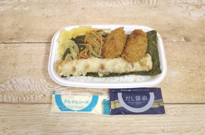 「カキフライのり弁当」にはタルタルソースとだし醤油がついてきます！