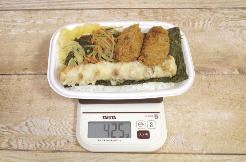 容器込みの「カキフライ×のり弁　カキフライのり弁当」の総重量は425g