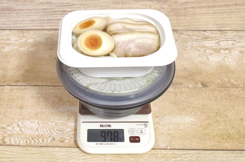 容器込みの「ガス郎魚介つけ汁うどんチャーシュー煮卵付き」の総重量は978g