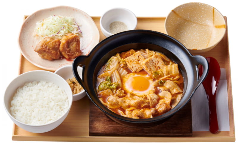 「【から揚げ付】チゲ定食」950円(税込)929kcal