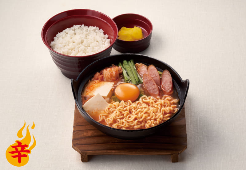 「旨辛スープのキムチチゲ定食(サリ麺入り)」845円(税込)、おかずのみ735円(税込)