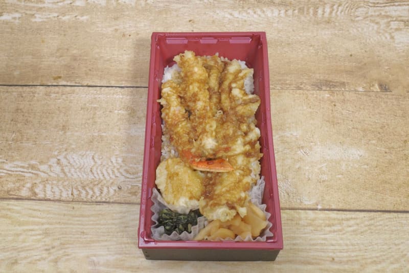 「冬のごちそう天丼(お新香付)」の天ぷらは、特に活〆穴子天が巨大！