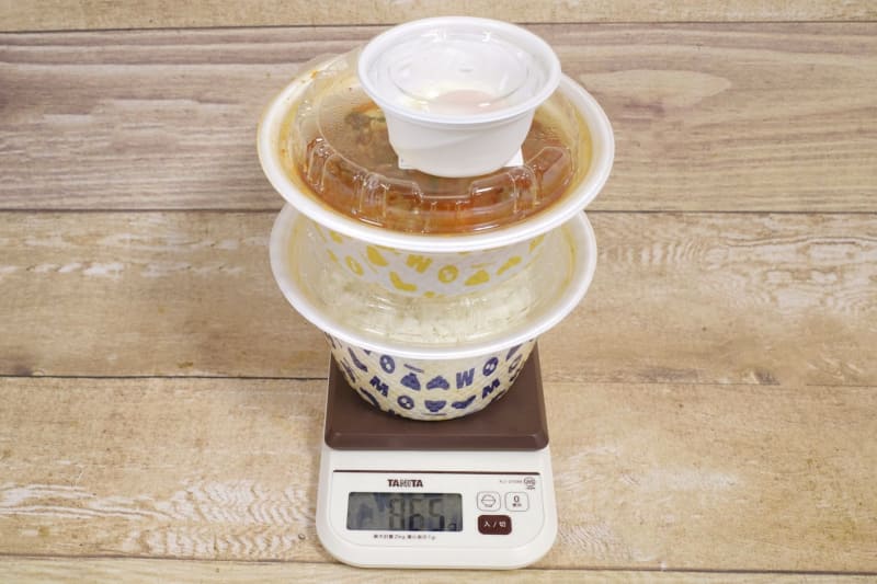 容器込みの「牛豆腐キムチチゲセット 特盛(半熟玉子)」の総重量は865g