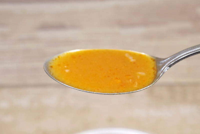 スープは魚介のエキスと、鋭い塩気、甘味、辛味、酸味が迫って辛ウマ！