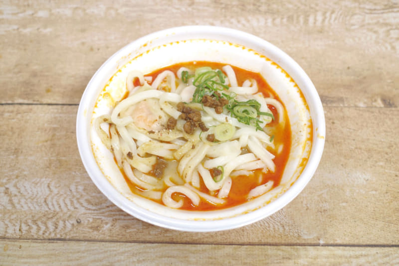 うどん+肉味噌+海老ワンタンは、スープがこぼれないようにゆっくり入れることを推奨！