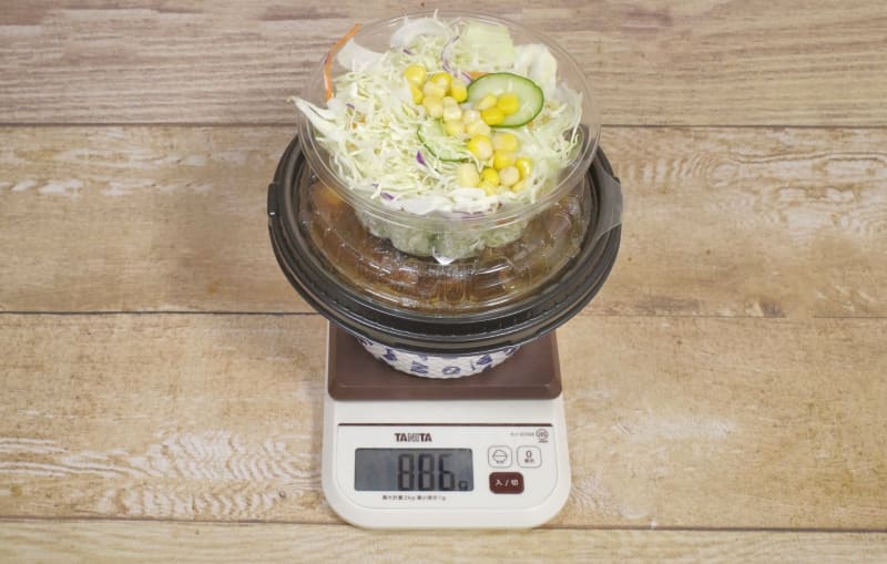 容器込みの「ビーフ100%ハンバーグ定食 特盛」の総重量は886g