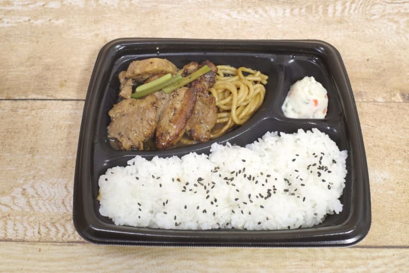 「これが肉厚豚焼肉弁当」は、兎にも角にも肉厚豚焼肉の絵力強し！