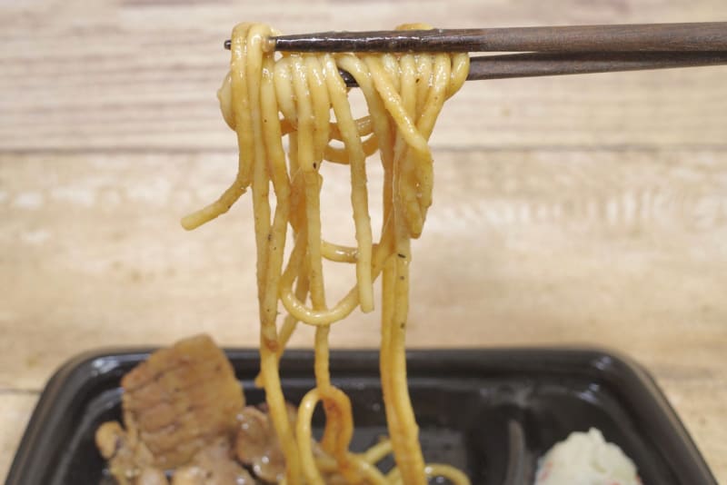 極太スパゲッティは醤油ベースのたれの味を余すことなくキャッチして旨し！