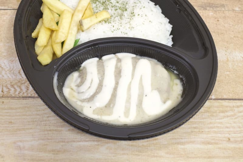 煮込み料理の「シュクメルリ」をモチーフにした弁当なので、ハンバーグの汁気は多め！