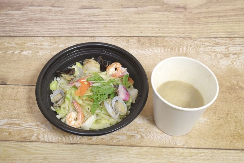 「海鮮ちゃんぽん」は具+麺と、スープの容器が分かれています