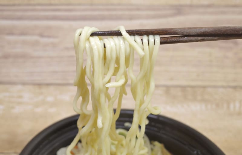 麺は弾力に富んでおり、スープとの親和性も高め！