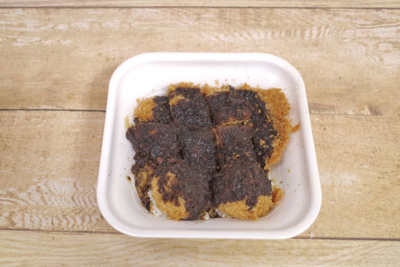 「味噌チキンカツ丼弁当」は、ご飯に二種類のカツを直置きする荒々しいビジュアル！