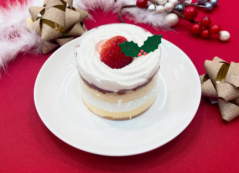 「まるごと苺の贅沢ショートケーキ」591円(税込)、サイズ：直径約9cm