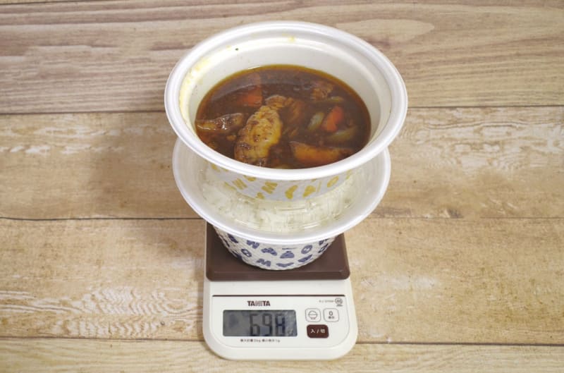 容器込みの「ビーフシチュー(ご飯特盛)」の総重量は698g