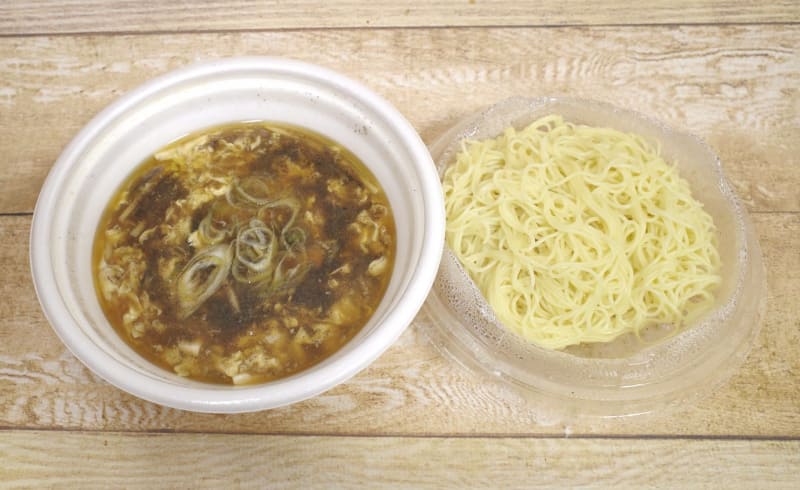 「四川式黒胡椒の酸辣湯麺(テイクアウト)」は、スープと麺の容器が分かれています！