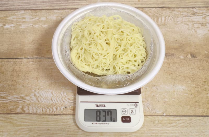 容器込みの「四川式黒胡椒の酸辣湯麺(テイクアウト)」の総重量は837g
