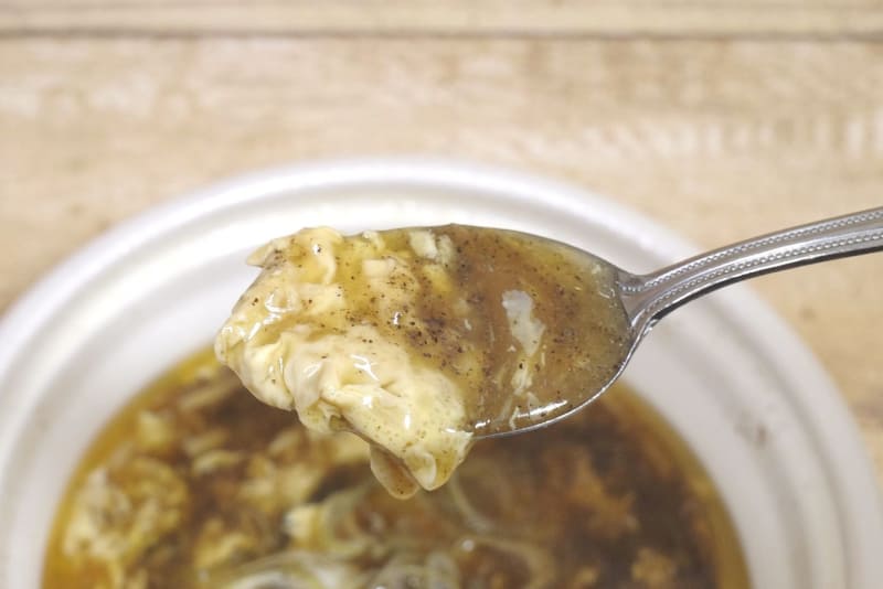 スープは口に入れた瞬間から猛烈な酸味と辛味が主張して刺激的！