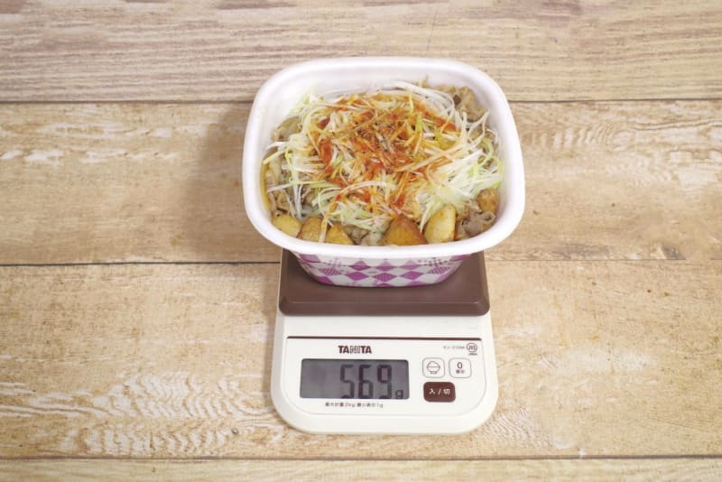 容器込みの「にんにく赤だれ白髪ねぎ牛丼(大盛)」の総重量は569g