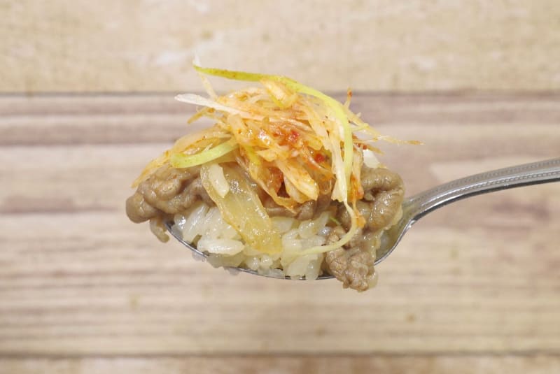 「赤だれ白髪ねぎ牛丼」風にすることで、にんにくに邪魔されず旨辛タレとブラックペッパーの辛味が堪能可能！