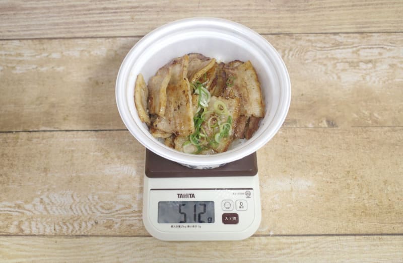 容器込みの「炙り十勝豚丼」の総重量は512g