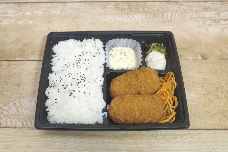 「鳥取県境港産 紅ズワイガニ使用 カニクリームコロッケ弁当」にはカニクリームコロッケのほか、タルタルソース、ナポリタン、ポテサラ、お新香、ご飯がついています！