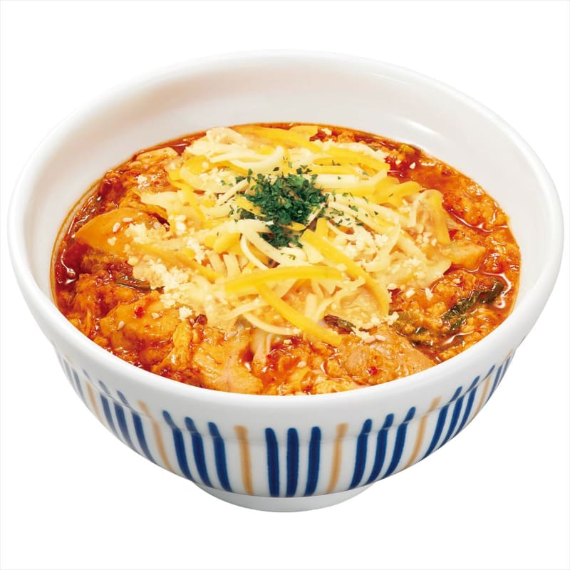 「チーズ旨辛親子丼」ごはん小盛590円(税込)657kcal、並盛630円(税込)805kcal、ごはん大盛700円(税込)922kcal