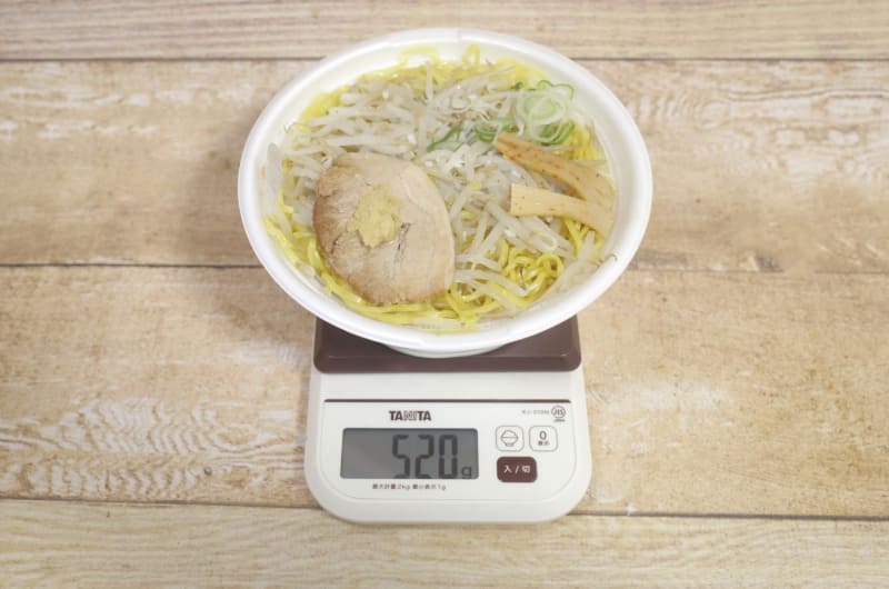 容器込みの「札幌八乃木監修 みそら～めん」の総重量は520g