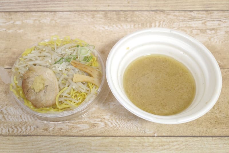 「札幌八乃木監修 みそら～めんは、麺＆具とスープが分離した状態で容器内に収納されています！