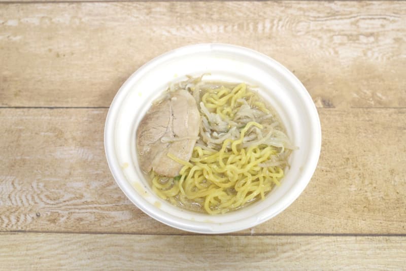 麺はスープの中ですぐにほぐれる点が好印象！