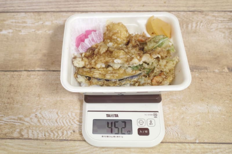 容器込みの「早春天丼弁当(お新香付)」の総重量は452g