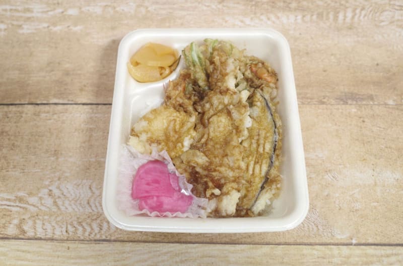 「早春天丼弁当(お新香付)」の天ぷらは、特に姫甘えびと水菜のかき揚げがビッグ！