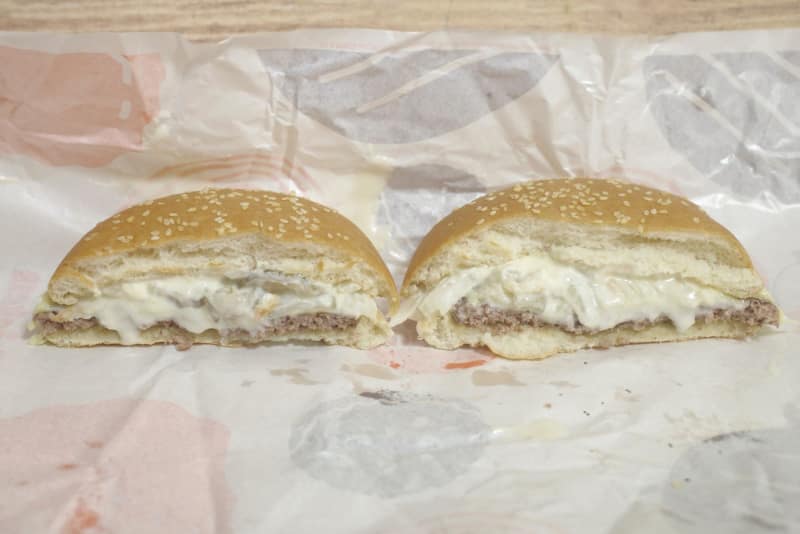 「グレートホワイト・チーズバーガー シングルビーフ」は、想像以上にホワイトチーズソースと生玉ねぎの分量多め！