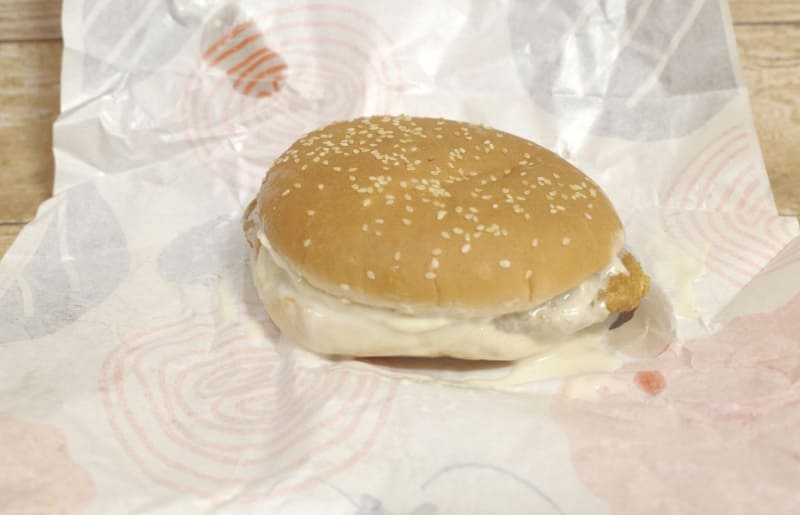 「グレートホワイト・チーズバーガー チキン」は、どデカいチキンパティが詰まったことで迫力UP!