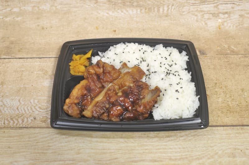 「ごはん大盛！焦がし醤油たれの鶏唐揚弁当」は、何と言っても焦がし醤油たれの鶏唐揚の絵力強し！