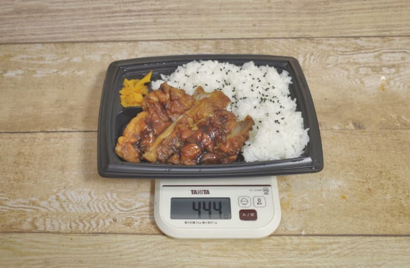 容器込みの「ごはん大盛！焦がし醤油たれの鶏唐揚弁当」の総重量は444g