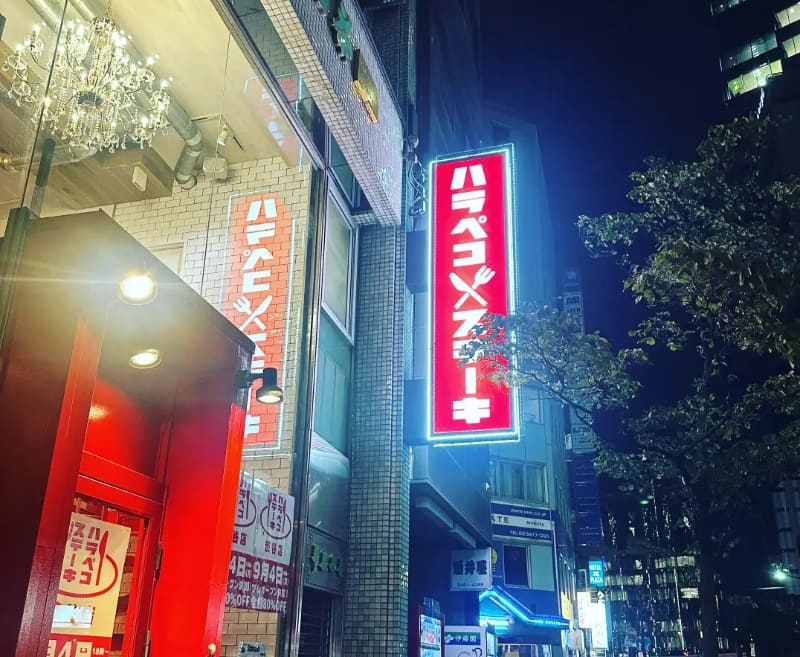 「渋谷店外観・内観」。エントランスは神社の鳥居を模した朱色のファサードが特徴的な入り口