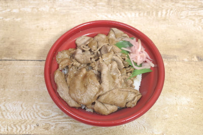 「豚肩ロース焼肉丼【肉W盛り】」には紅生姜が添えられています！