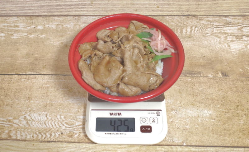 容器込みの「豚肩ロース焼肉丼【肉W盛り】」の総重量は425g