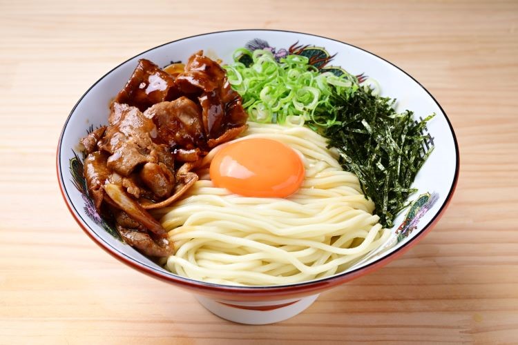 「肉タマゴかけ麺」900円(税込)