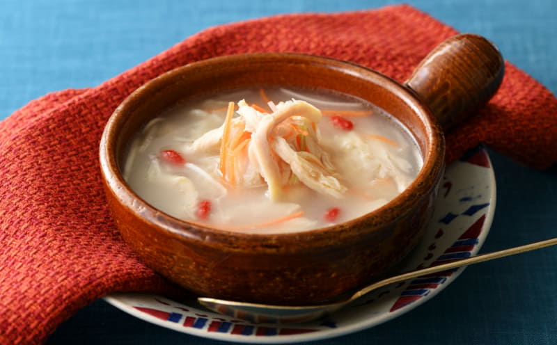 もち麦などが入ったほっこり温まる優しいスープの「参鶏湯(サムゲタン)」